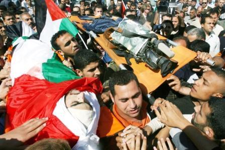 تشييع جثمان المصور الصحفي الفلسطيني مع كاميرته